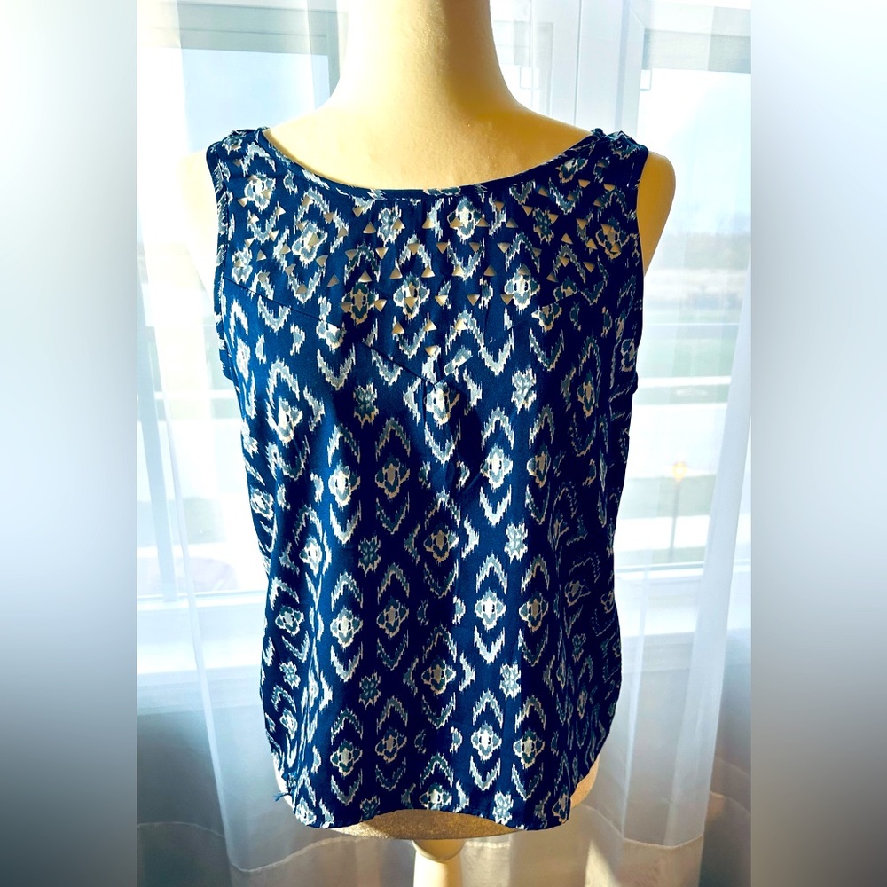 Jessica Simpson Geometric Laser Cut Sleeveless Top